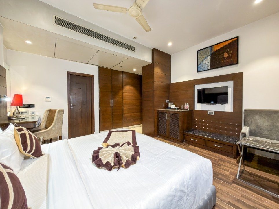 The king bed and wardrobe wall of a Business Room, Hotel Sawera Grand, Amritsar